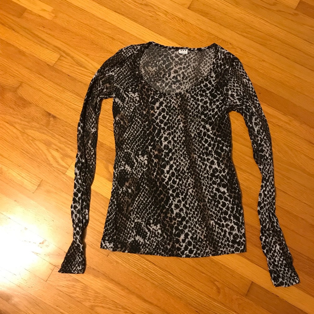 Three dots ⚫️⚫️⚫️ leopard print top